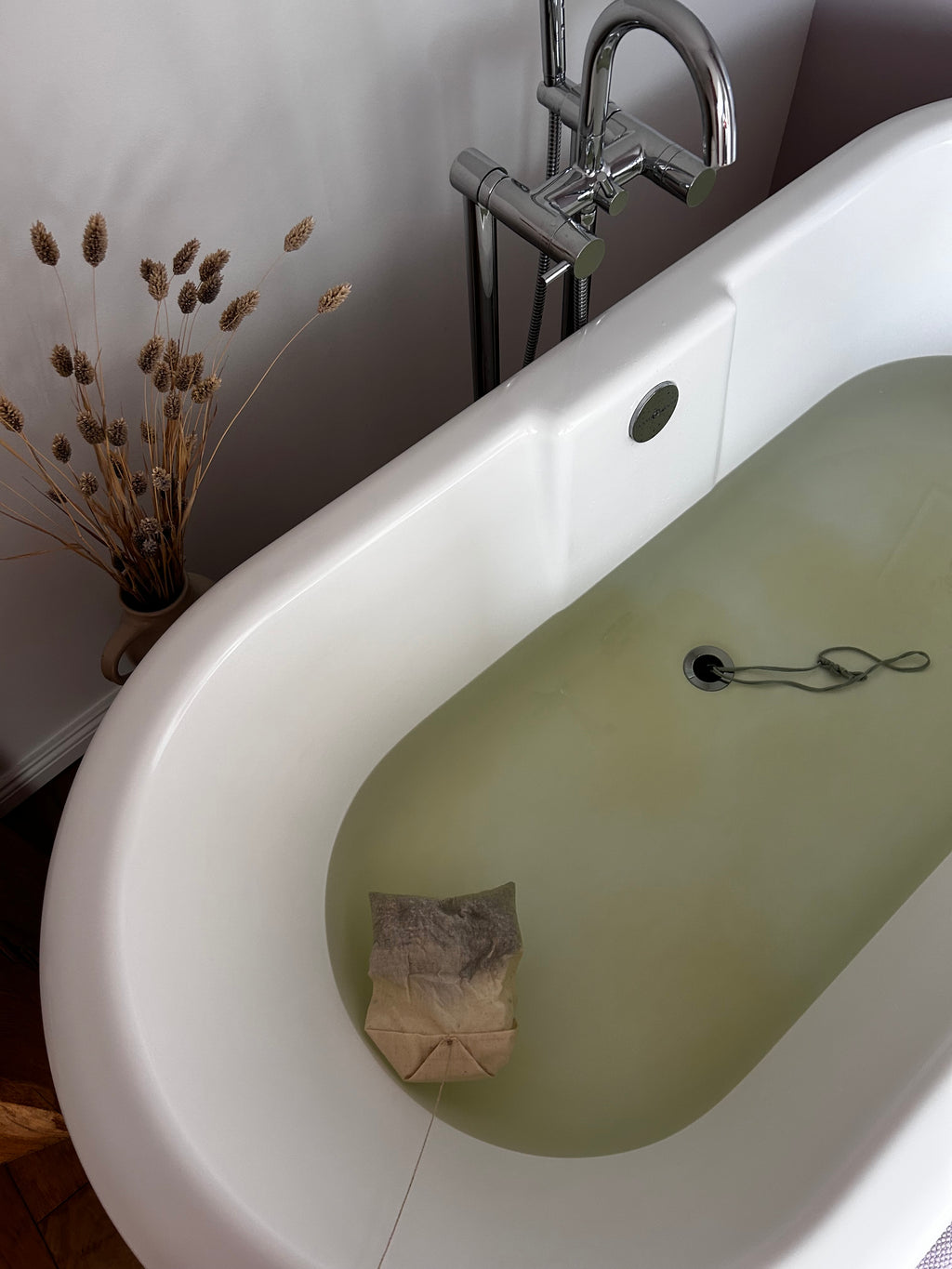 Évasion Japonaise – Sachet de thé géant pour le bain bio tonifiant au matcha, clou de girofle et cardamome